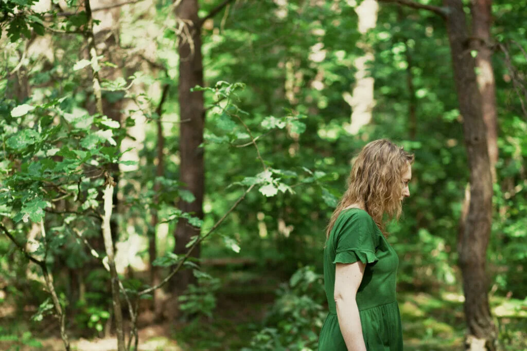 Moteris žaliame miške, miško maudynės gamtoje