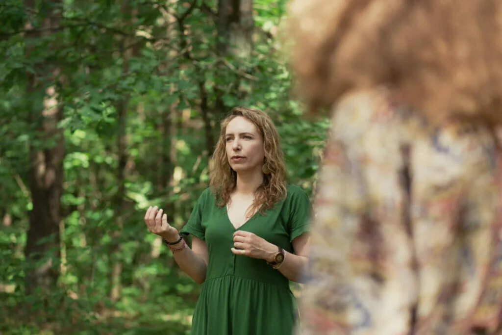 Moteris žaliame miške, miško maudynės gamtoje.